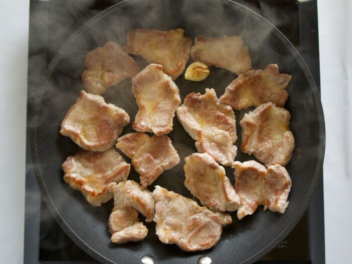 2 豚肉を焼きます。