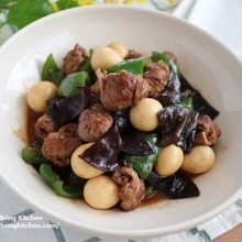 丸めればご馳走!牛こまボールと生きくらげの中華炒め