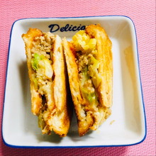 前日のそぼろと茹でキャベツでリメイクサンドイッチ