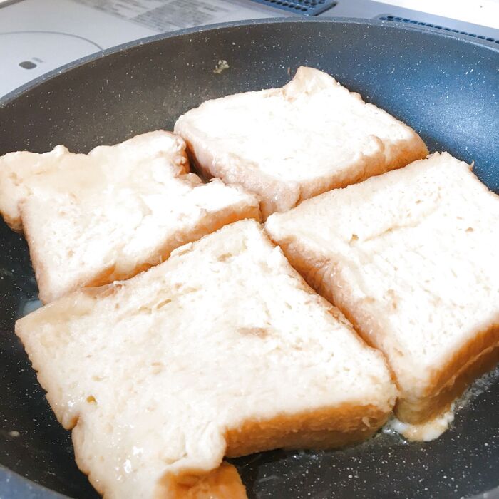 フライパンにバターを溶かして焼きます