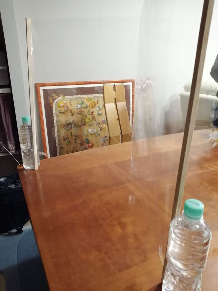 家庭内感染にペットボトルで手作りパーテーション