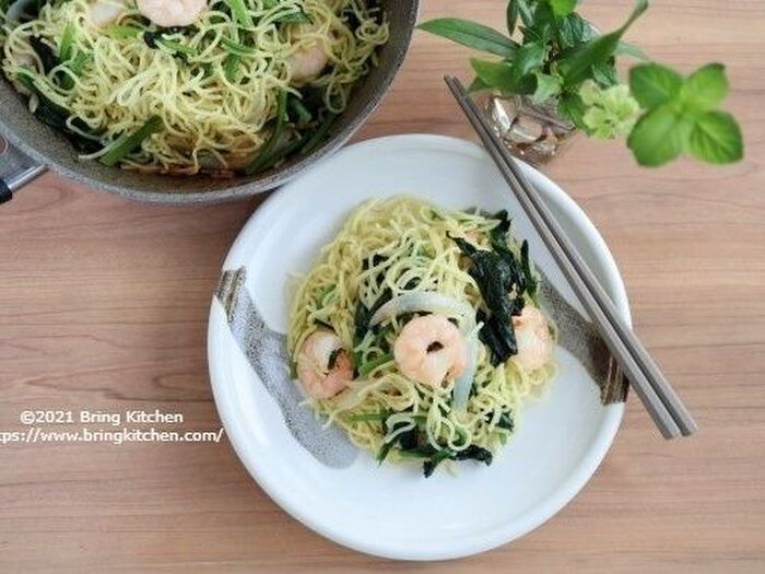 野菜を食べよう!たっぷりほうれん草とプリプリ海老の焼きそば