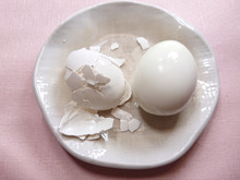 え、これだけ!?ゆで卵の殻がツルッときれいにむける意外な方法とは？