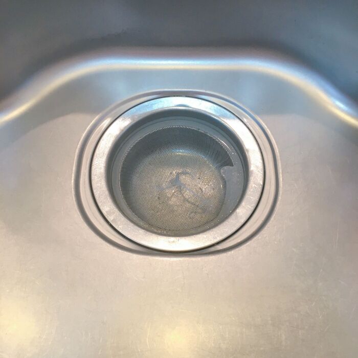 ①排水口のフタを外しています。