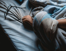 新生活で眠れない人続出…!これって不眠症?【医師が解説】