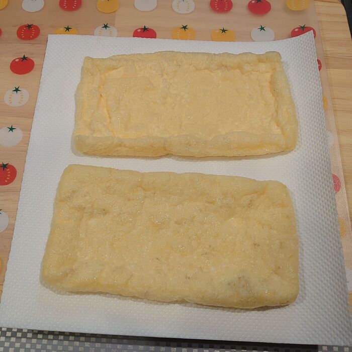 キッチンペーパーの上に油揚げを置き