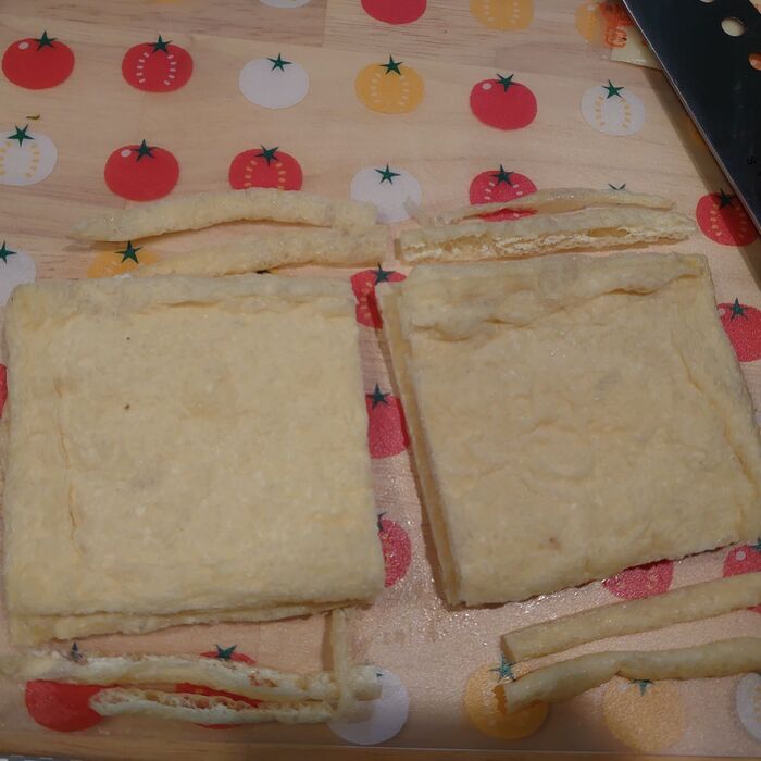 2枚を重ね、半分に切ったら上下も切る