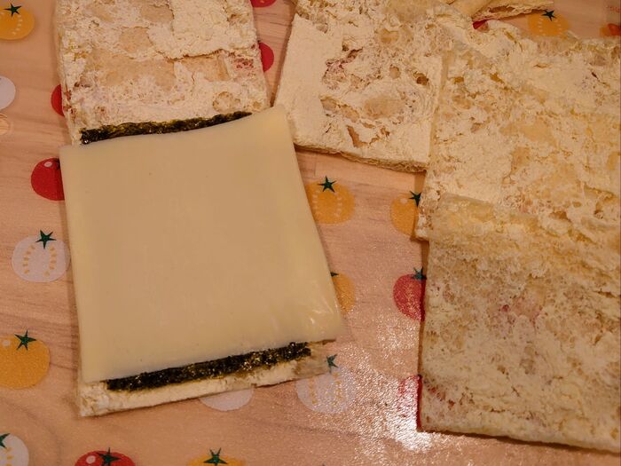 縦長に置き、海苔とスライスチーズを置き