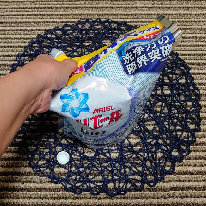 キャップを外して、上の部分の空気を抜きます