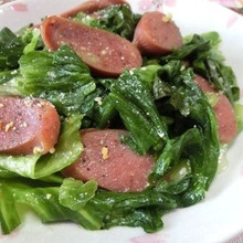 外葉でも美味しい♪ レタスとウインナーのガーリックチーズ炒め