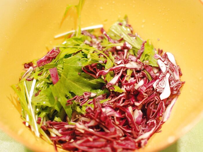 野菜を切って、水にさっとさらし、よく水けを切ります