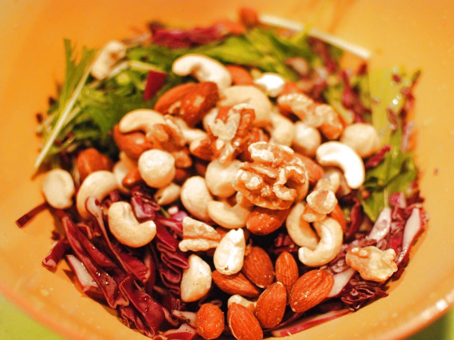 ミックスナッツを加えます