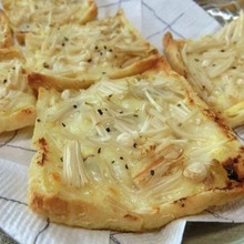 のせる順番を変えてウマッ♪ 梅マヨえのきの油揚げピザ