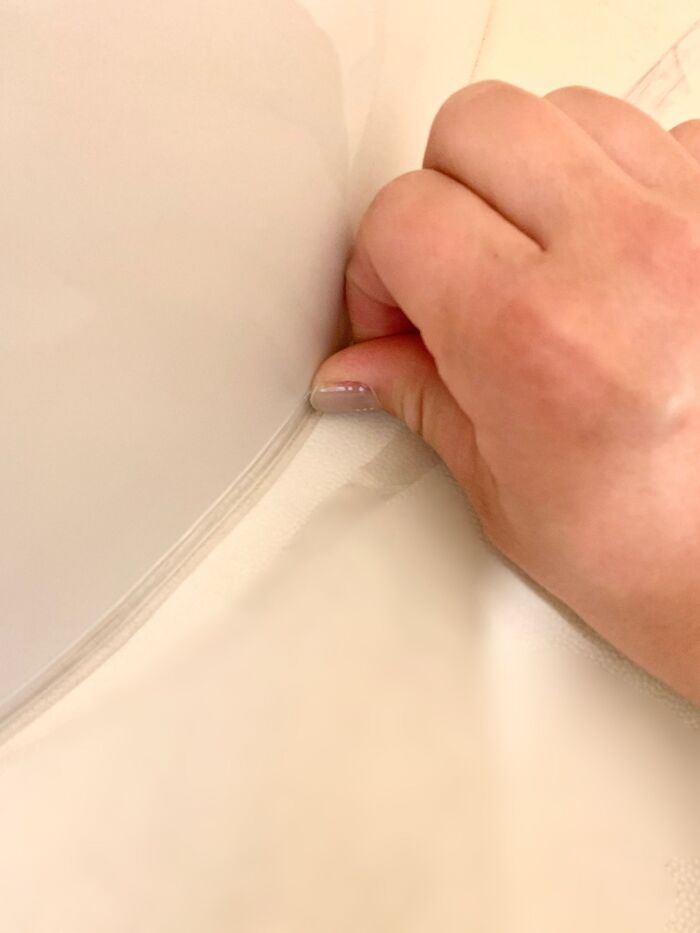 スキマにはめ込みます