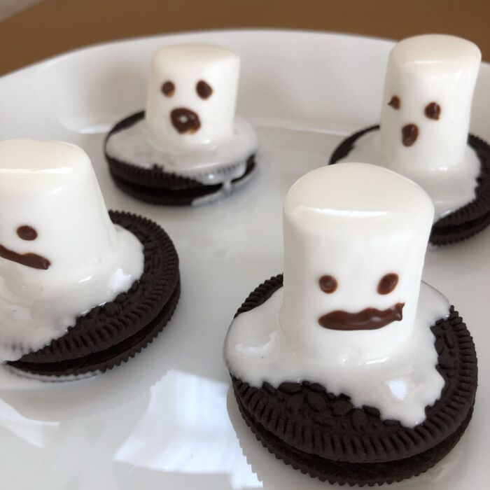 温めたチョコペンで目や口を描いて出来上がり♪
