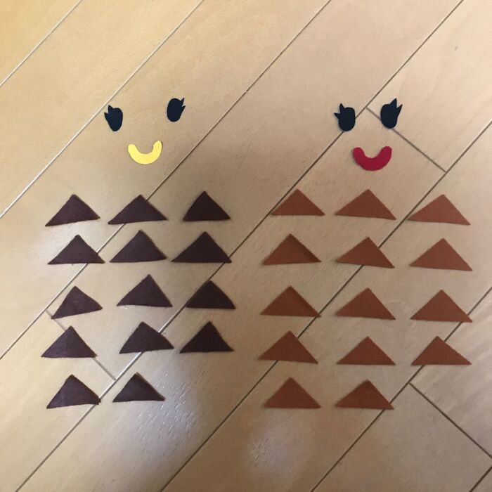 ②三角のフェルトを、こげ茶、茶色各14枚切って顔の皮の模様を作る。目と口も作る。