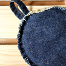 不用ストッキングと不用ジーンズのはぎれを使って…鍋敷き!