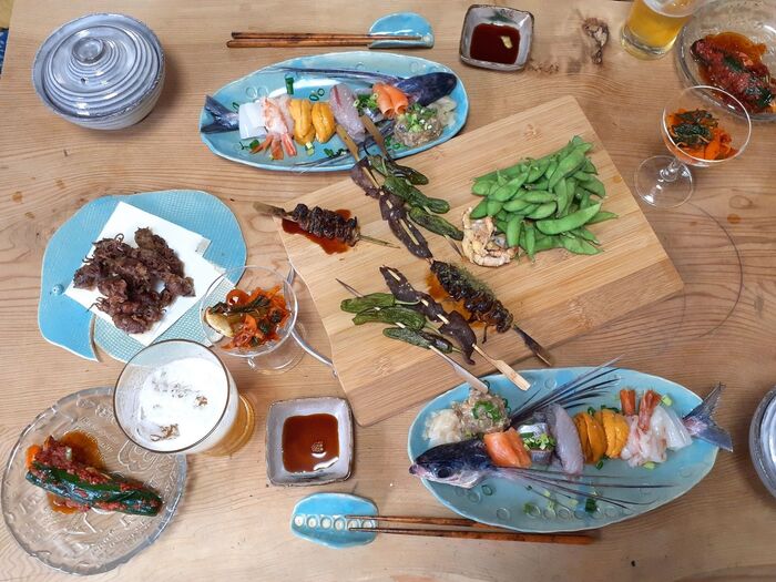 ⑤串焼きが出来上がったら、冷蔵庫からお造りと自家製キムチを出し、冷え冷えのビールを注いで居酒屋気分~!