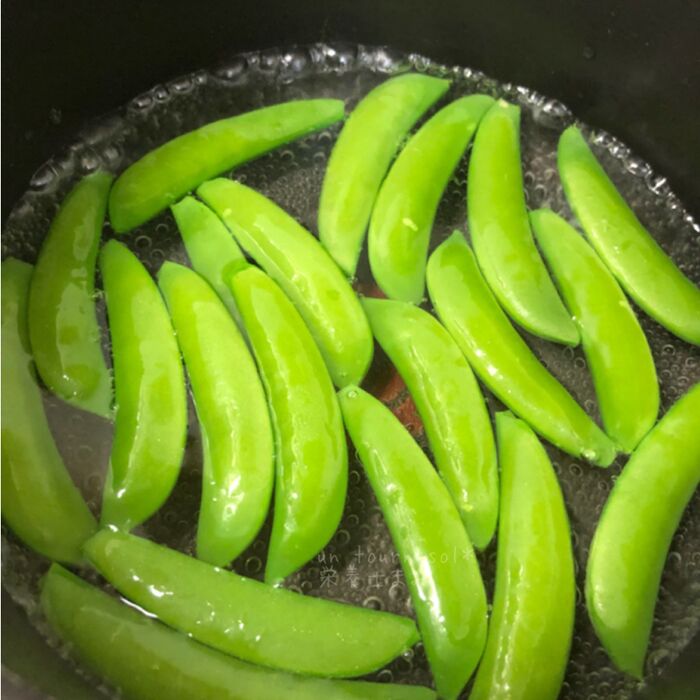 ②スナップエンドウを茹でる