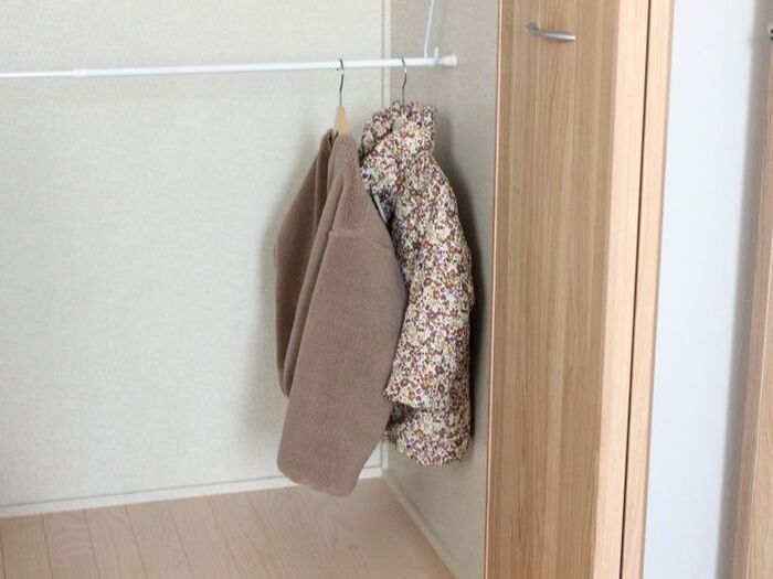 100円グッズでできる!子どもでも掛けられるクローゼットのバーを作る方法