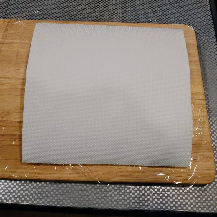 その間に、まな板の上にラップとキッチンペーパーを敷く