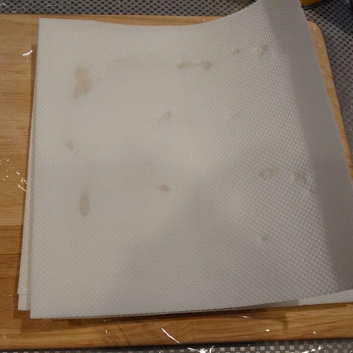 その上に、キッチンペーパーを乗せて