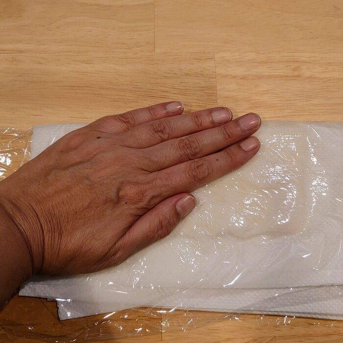 ラップの上からしっかり押さえて