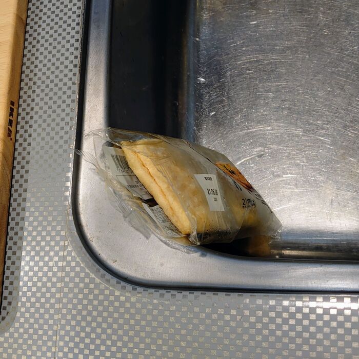 シンクの隅に立てかけます