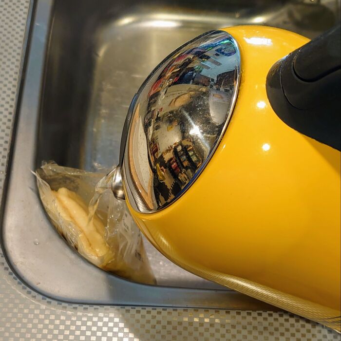 ポットの熱湯を注ぎます