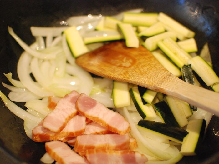 ベーコンとズッキーニ、さらに白ワインを加えます