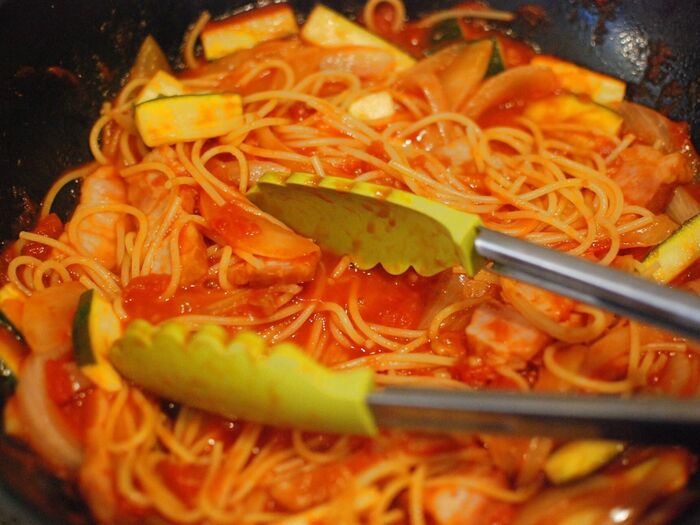 茹でたパスタを、作ったトマトソースによく和えます