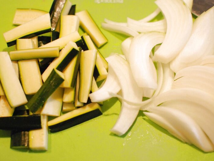 ズッキーニと玉ねぎを切ります