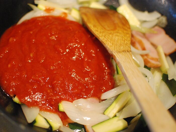 カットトマト缶を加えます&パスタを茹ではじめます