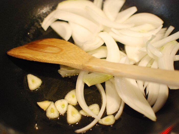 にんにくを炒めて、玉ねぎを加えます