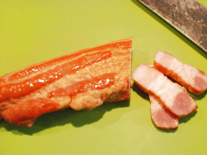 厚切りベーコンを切ります