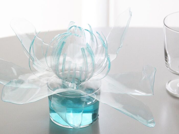 まるでガラス細工!ペットボトルの大きな花オブジェ【簡単工作】