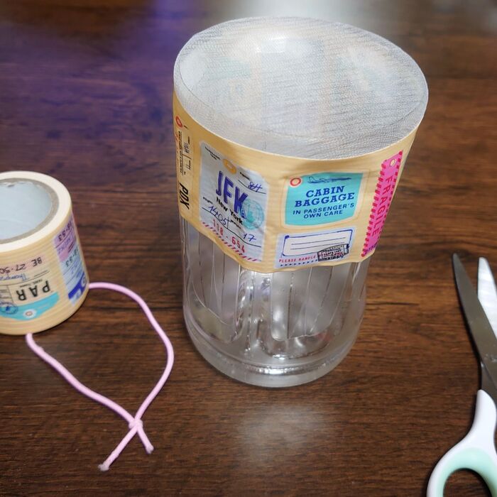 ネットを押さえながら、テープを貼ります