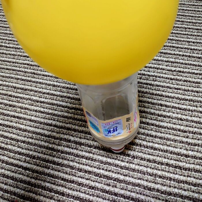 底に、風船を付けていきます