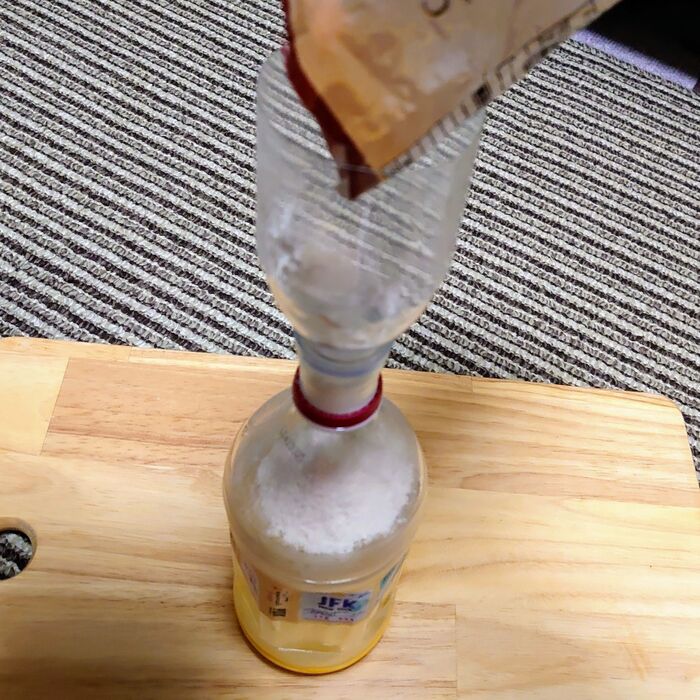 まずは、上のペットボトルに半分くらい入れて、ゴミネットの上に落とします