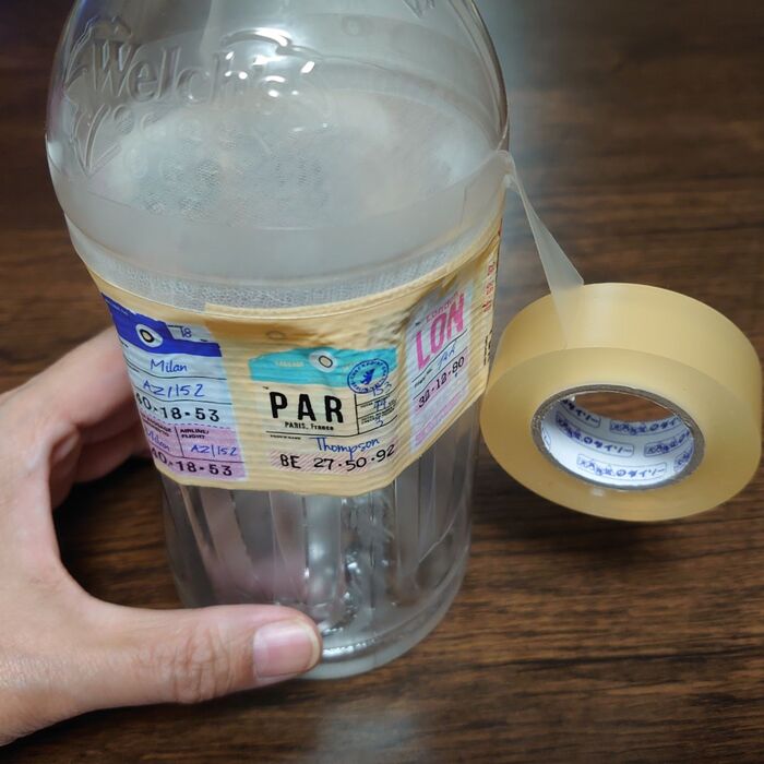 ボトルを押さえながら、ビニールテープを貼ります
