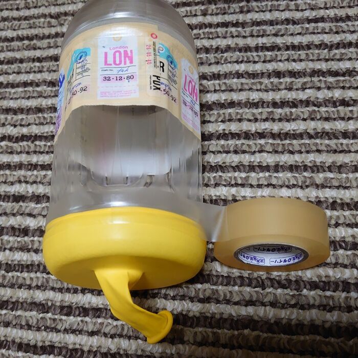 風船が取れないように、ビニールテープを巻きます