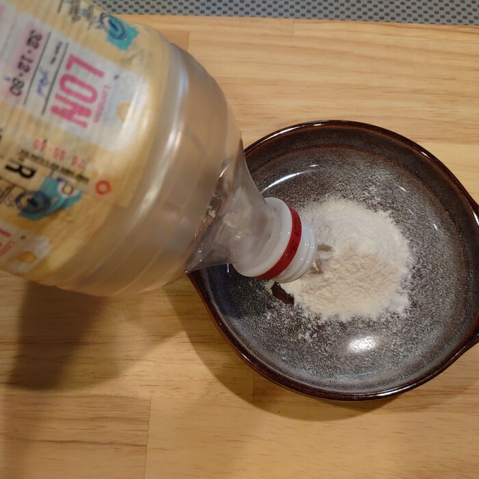 使用時は、キャップを外し下にボトルを向けて