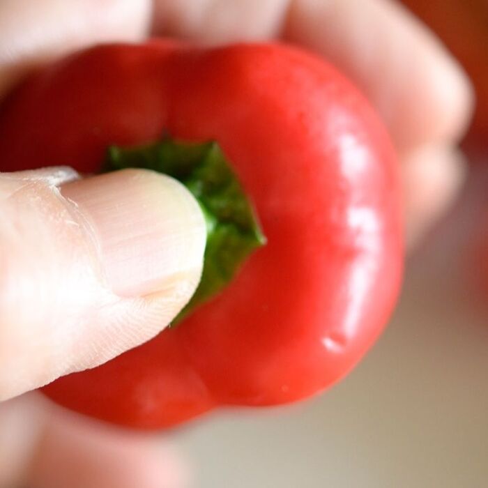 掌で握って、ヘタの部分を親指で押します!