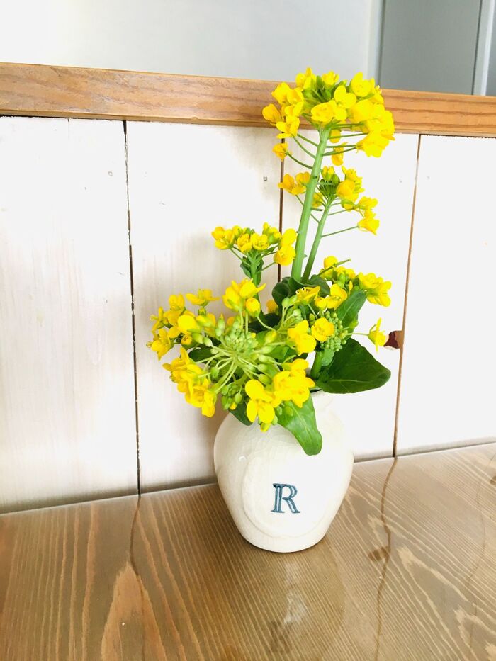 友人からいただいた小松菜の花もこうして生けるとかわいい♡