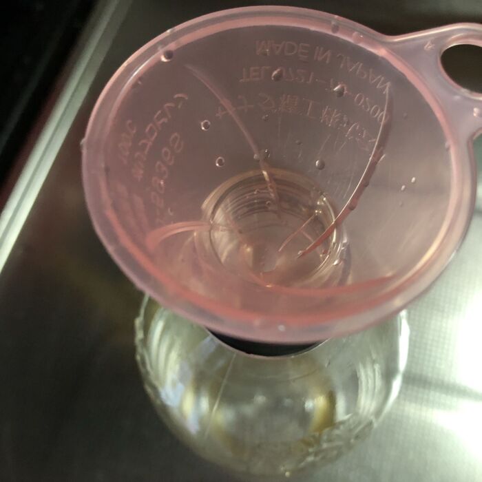 漏斗を使ってペットボトルに入れます