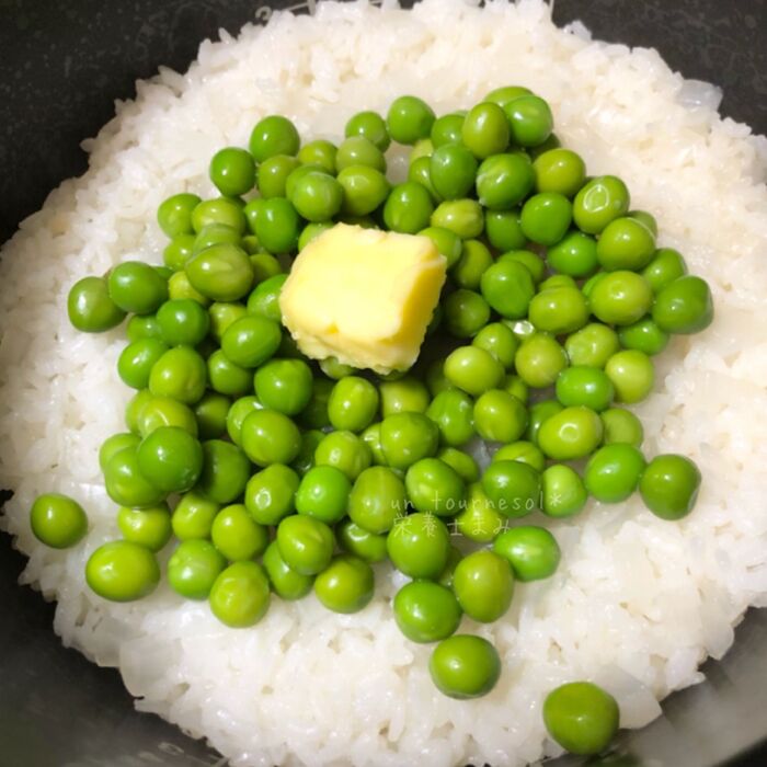 ④グリンピースを入れて混ぜれば完成!