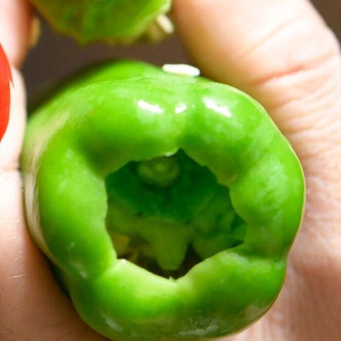 あとは押しぬいたヘタを取り出して肉を詰めて焼いてもいいし