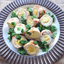 うずらの卵の肉巻きにニラめんつゆマヨだれがけ