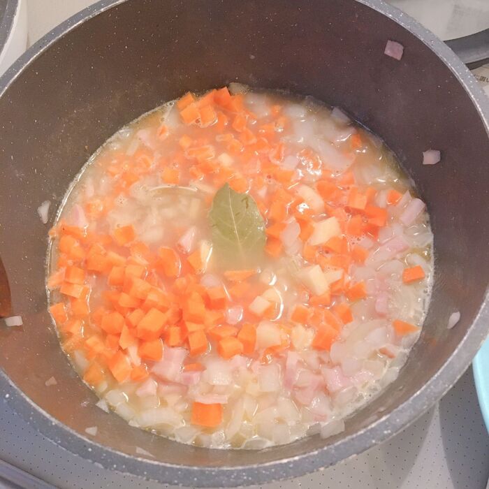 ⑤お水やローリエを加えて煮込む。