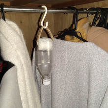 ペットボトルで吊り下げて使う除湿剤ケース